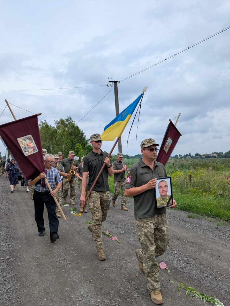 Серце не витримало пережитого на війні: на Волині попрощалися з Героєм Валерієм Вакулюком