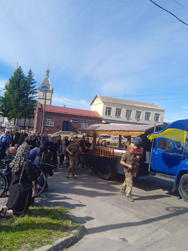 Попри зусилля медиків, життя воїна врятувати не вдалося: на Волині поховали 28-річного Героя Богдана Карвацького