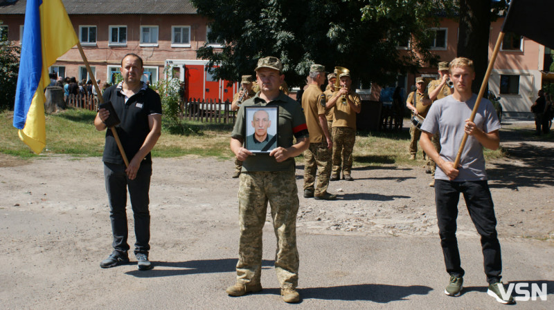 Рідні сподівалися, що в полоні, але дива не сталося: у Рожищі провели в останню путь воїна Миколу Катеринюка