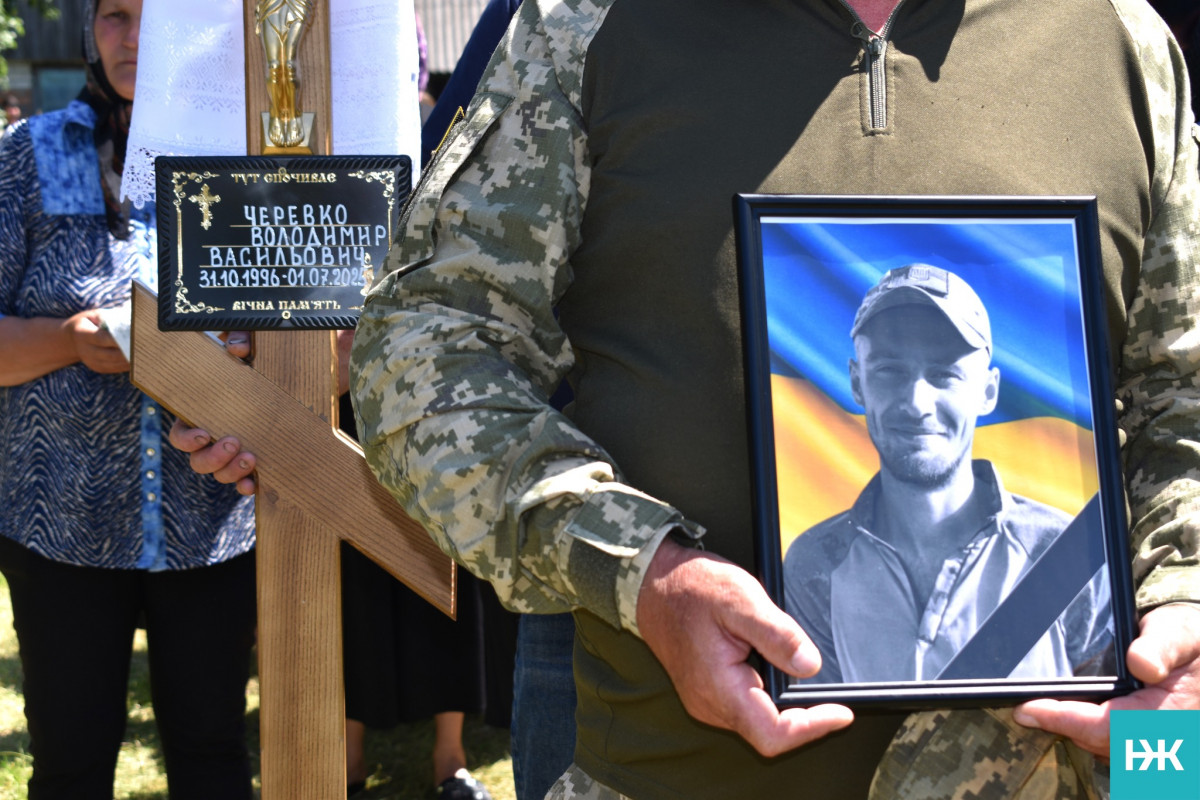 Кохана – у чорному, село – в сльозах: на Волині попрощалися з молодим Героєм Володимиром Черевком