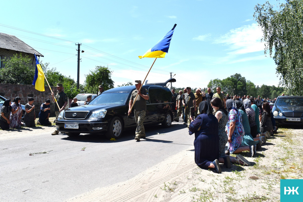 Кохана – у чорному, село – в сльозах: на Волині попрощалися з молодим Героєм Володимиром Черевком