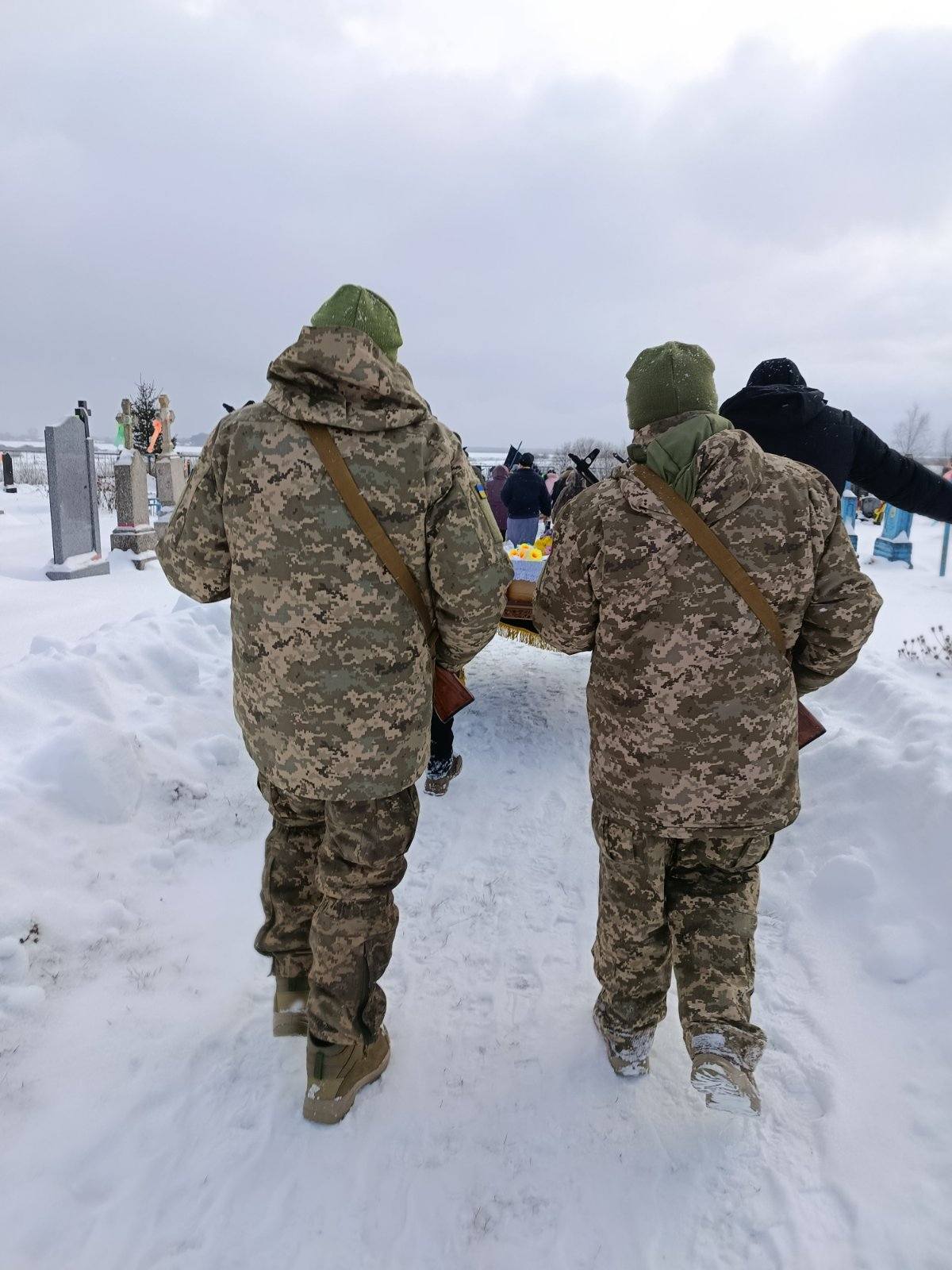 На Волині в останню земну дорогу провели захисника Анатолія Денисюка