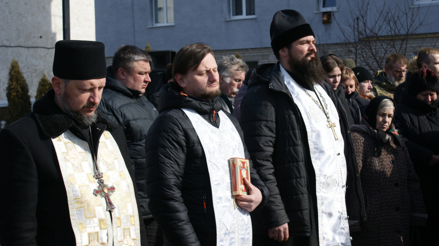 Навколішки і зі сльозами: волиняни попрощалися з Героєм Володимиром Гродським