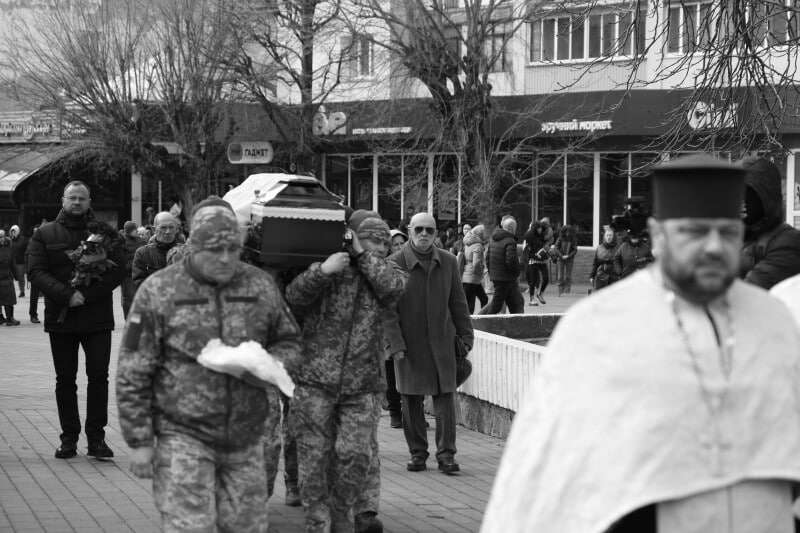 Загинув чотири місяці тому, а поховали тільки нині: у Луцьку попрощалися з Героєм Олександром Скрипчуком