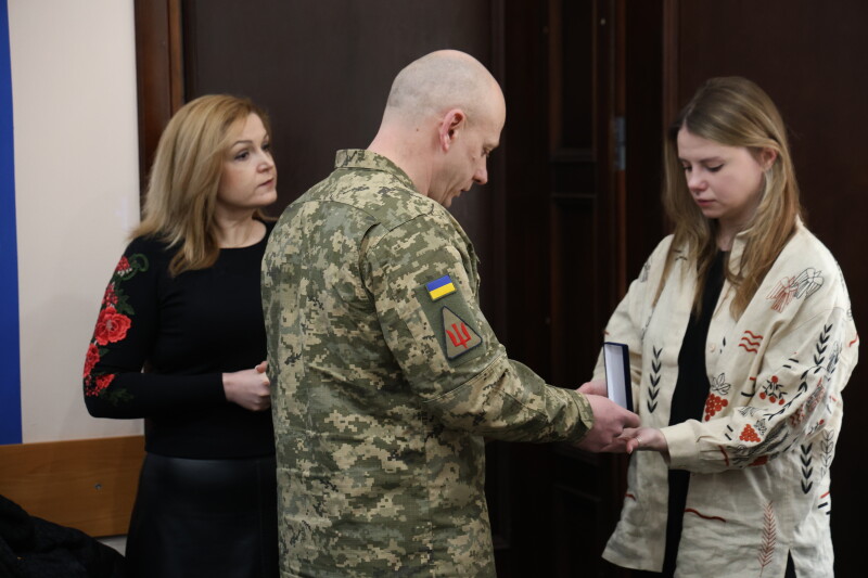 Врятував багато життів: рідним загиблого захисника з Луцька Олександра Смурова вручили його посмертні нагороди