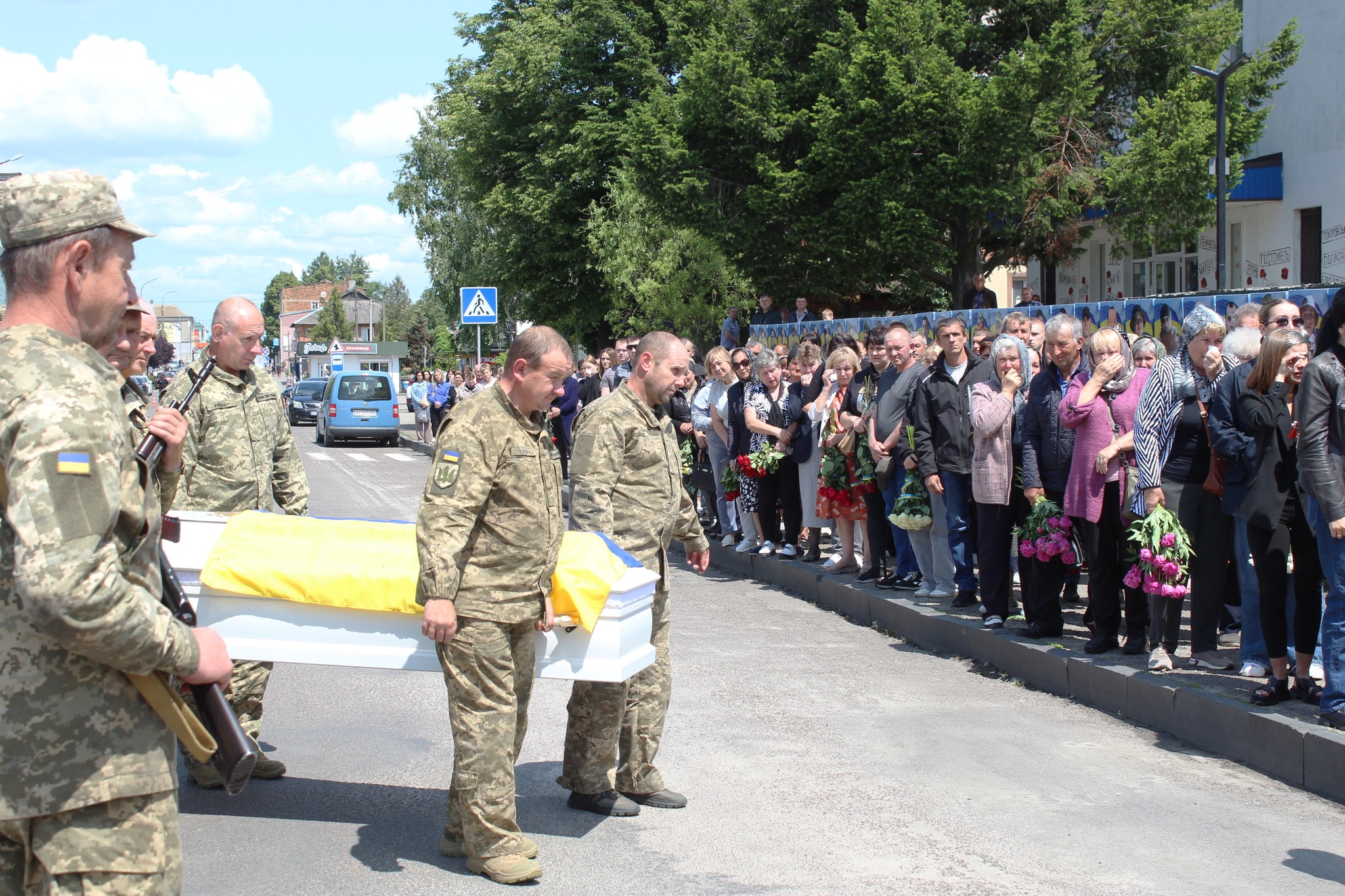 Весільний коровай, тужлива мелодія і море квітів: громада на Волині прощалася з Героєм Романом Карпюком