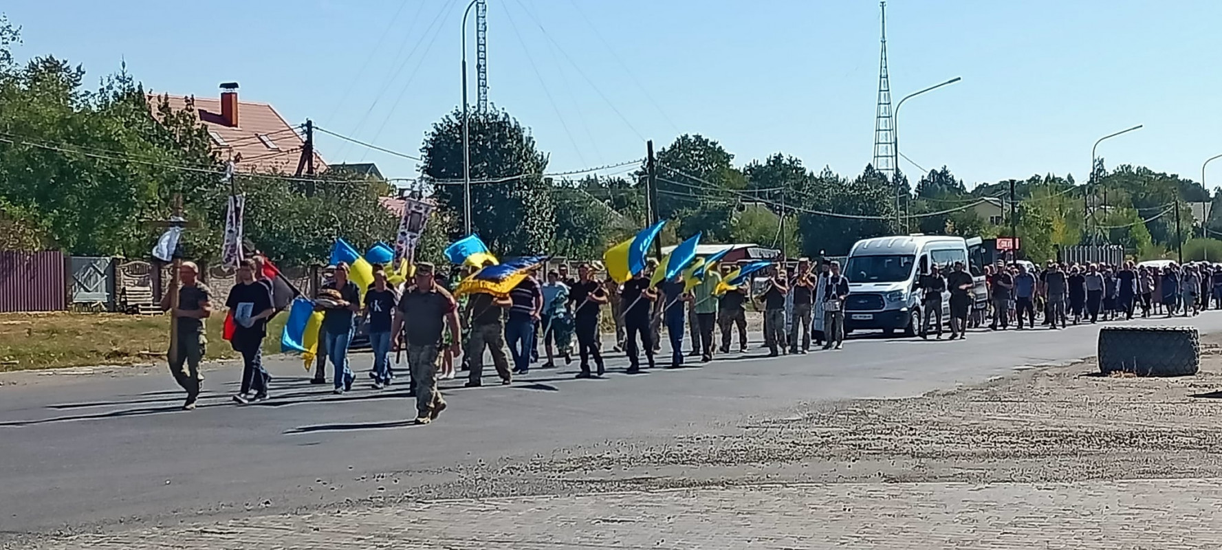 Добрий, спокійний, завжди готовий допомогти: волиняни попрощалися з Героєм Миколою Линником