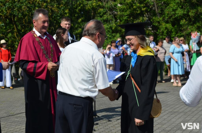 Вчора – студенти, сьогодні – бакалаври: випускники волинського вишу отримали дипломи. ФОТОРЕПОРТАЖ