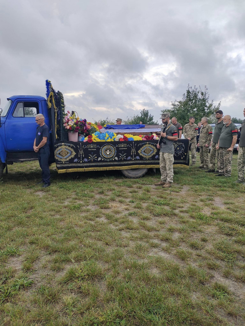 У громаді на Волині провели в останню дорогу Героя Михайла Драбика