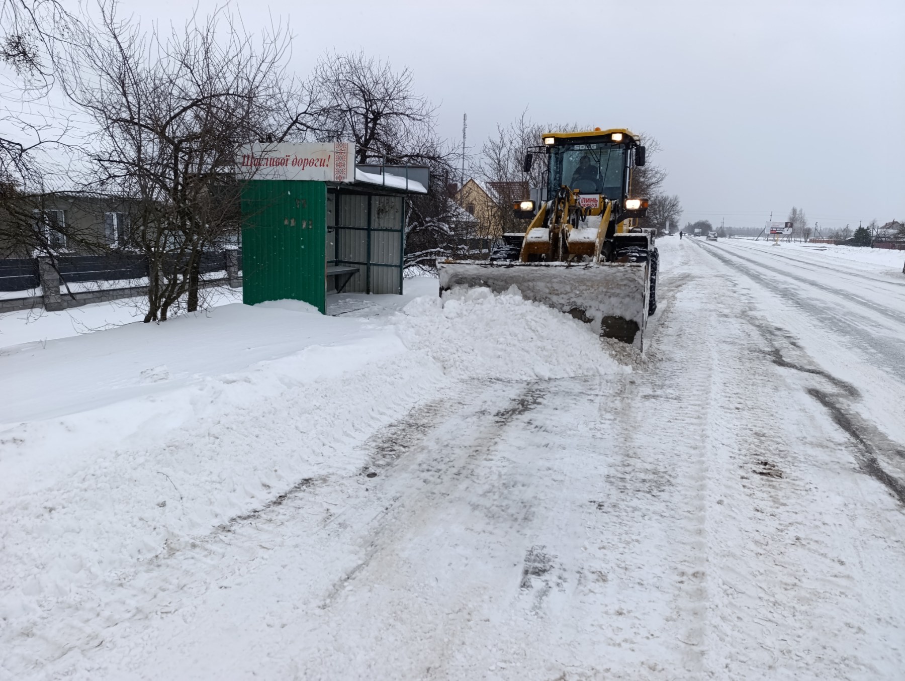 На автошляхах Волині ліквідовують наслідки негоди – задіяно понад 60 одиниць техніки