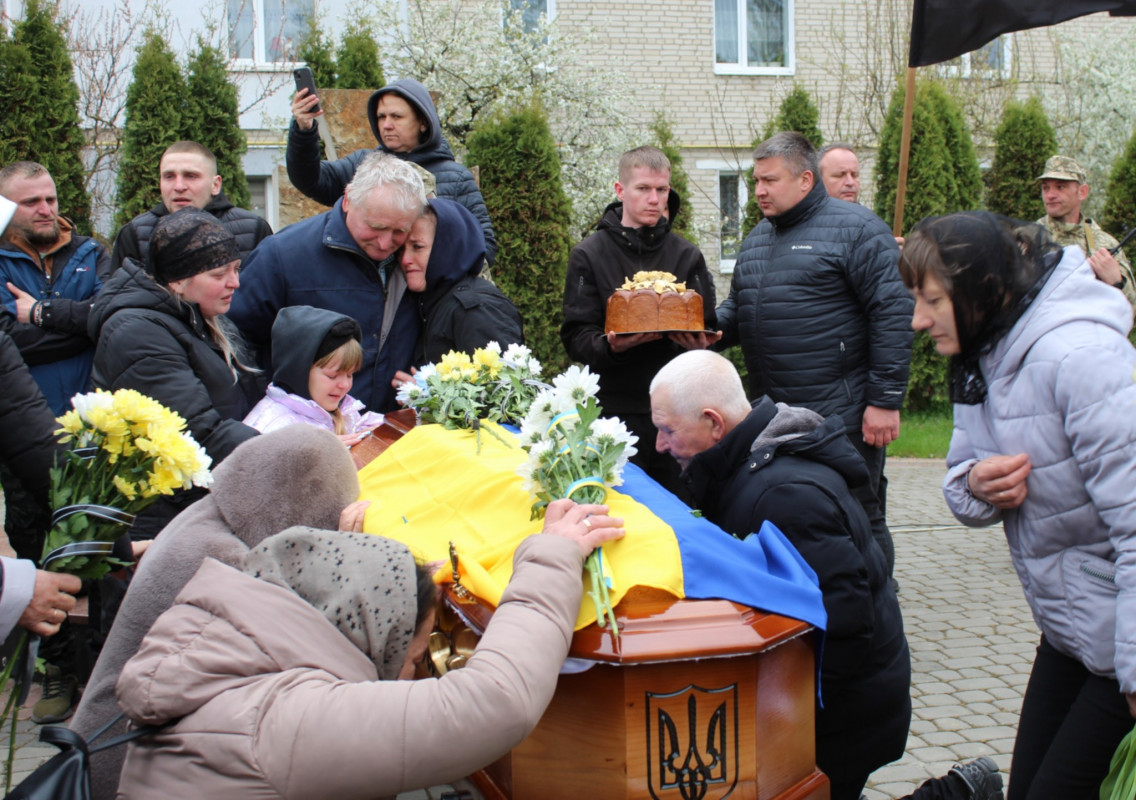 «Тепер тато захищатиме з небес»: волиняни попрощалася з 25-річним Антоном Хвостюком