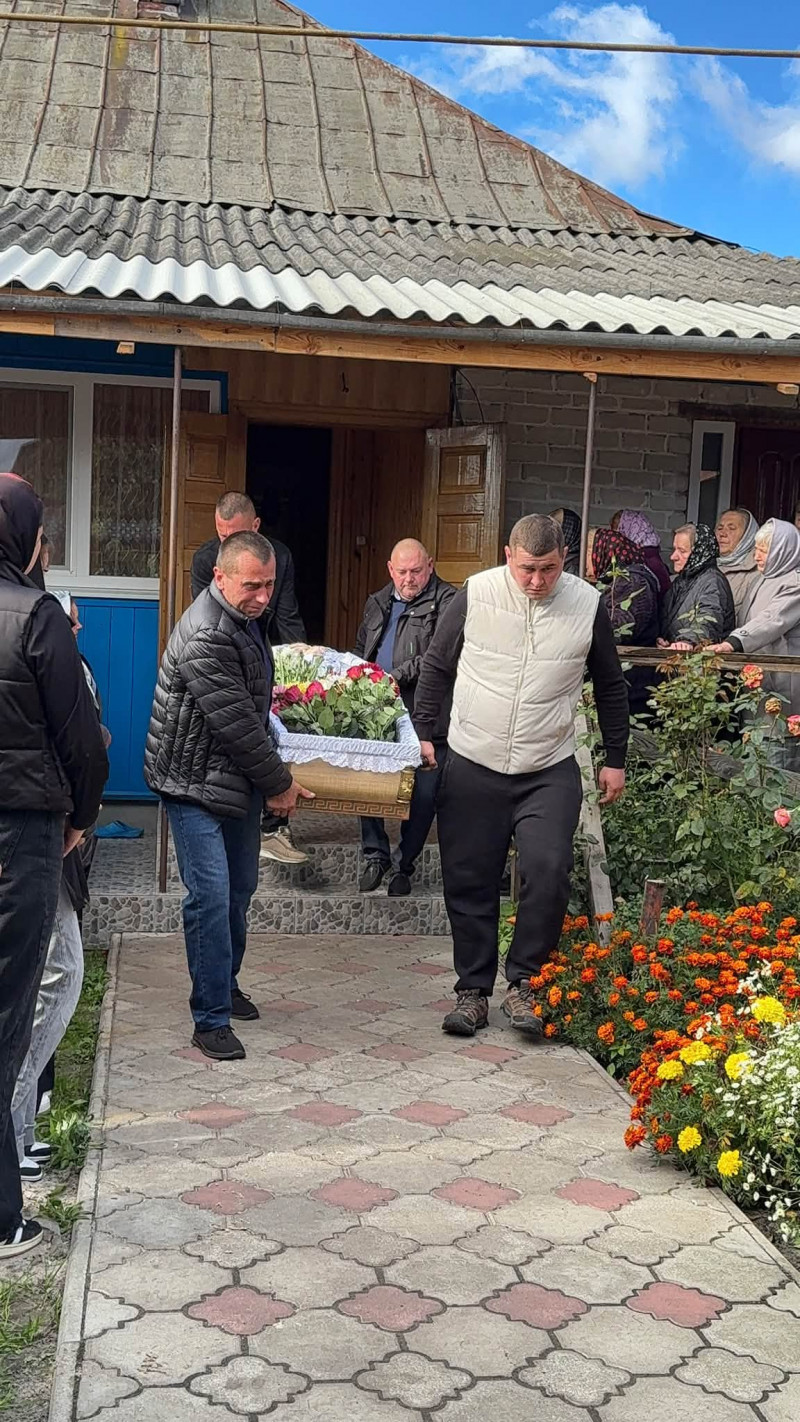 «Шкільний дзвінок прозвучав востаннє»: на Волині попрощалися з вчителькою