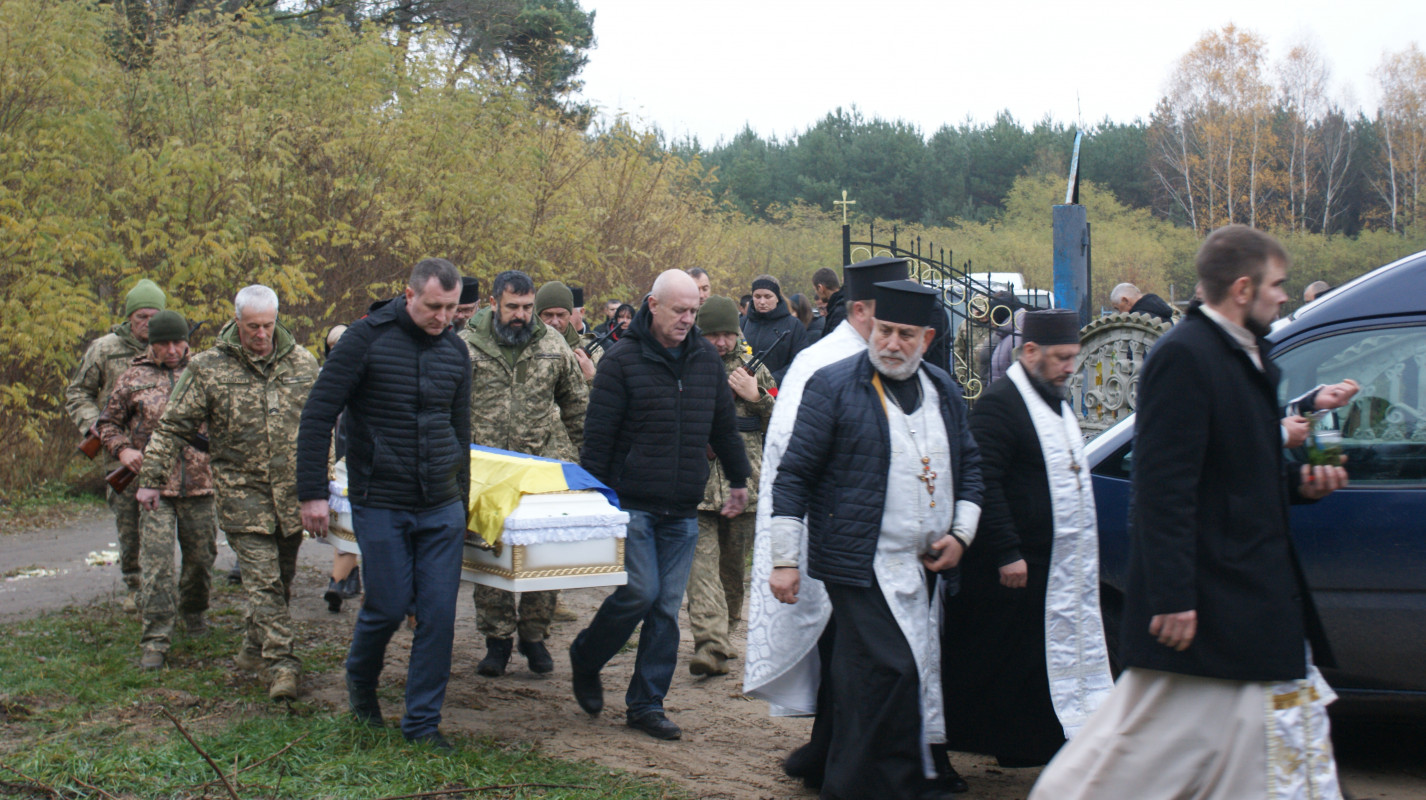 «Встелили всі села квітами, а хлопчика мого немає…»: у громаді на Волині провели в останню дорогу Героя Миколу Загоровця