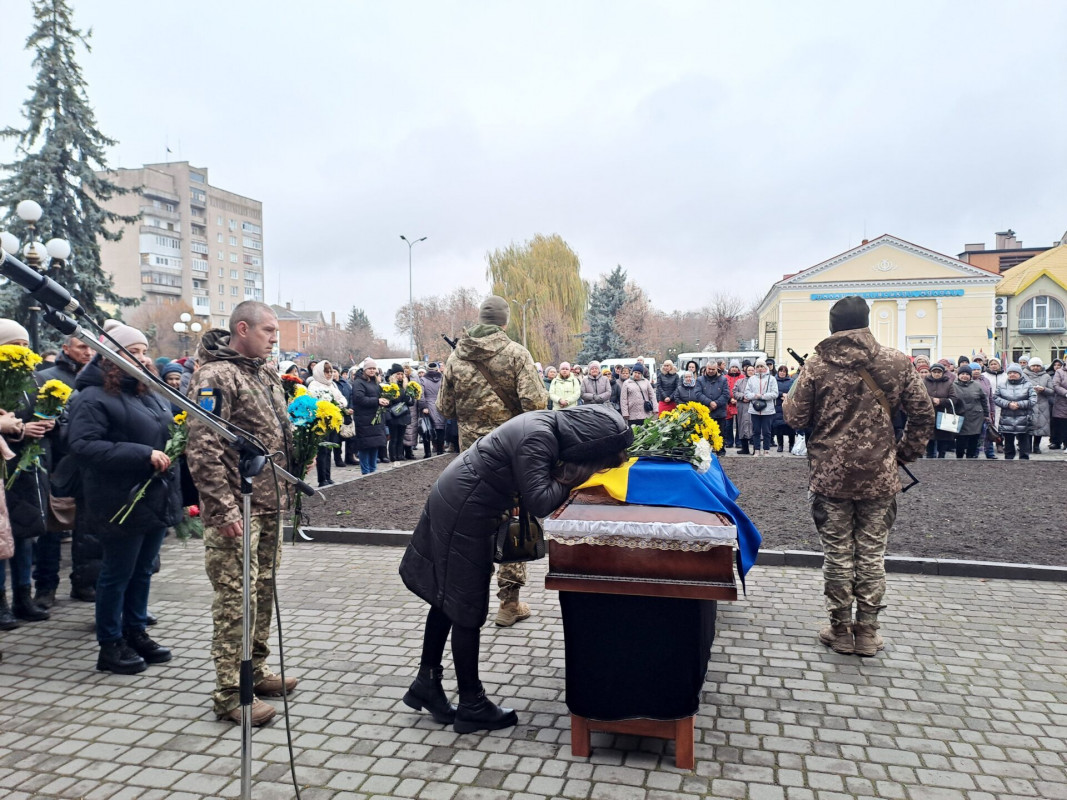 Неповних два місяці тому тільки одягнув військову форму: на Волині попрощались з Героєм Ростиславом Кривчуком