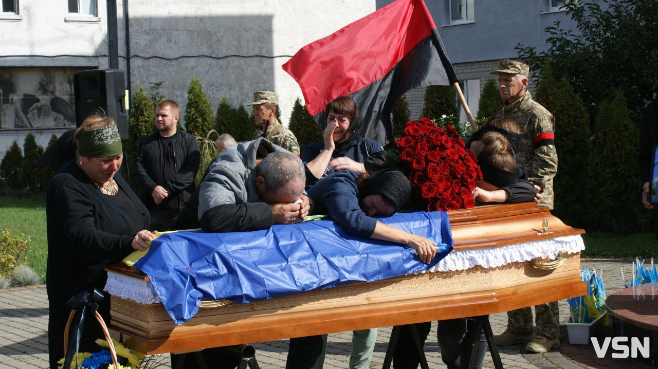 Повернувся додому після майже дворічної невідомості: Рожищенська громада зустріла «на щиті» Героя Віталія Козла. Фото