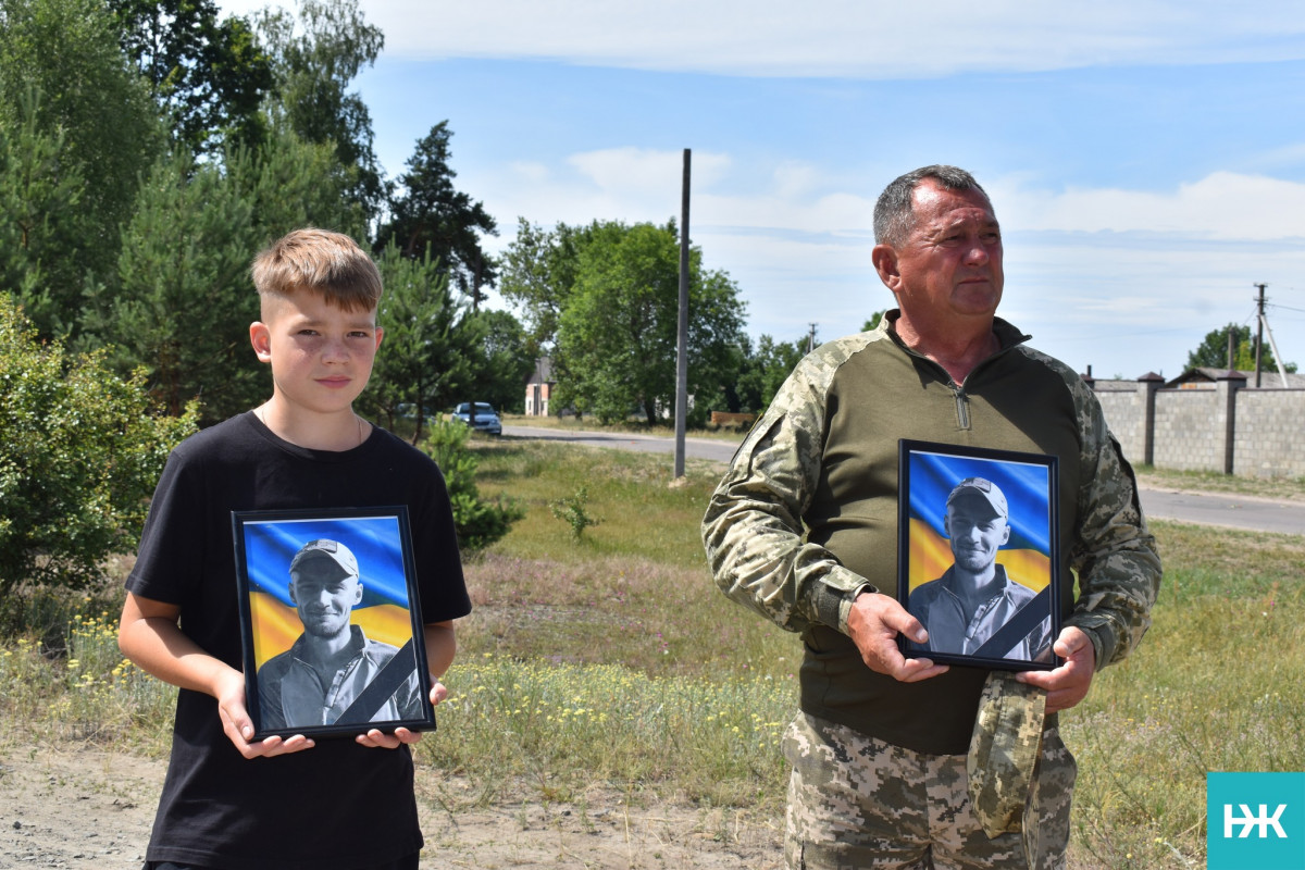 Кохана – у чорному, село – в сльозах: на Волині попрощалися з молодим Героєм Володимиром Черевком