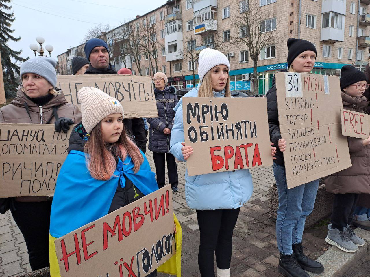 «Не мовчи! Полон вбиває»: на Волині пройшла акція підтримки полонених бійців полку «Азов»