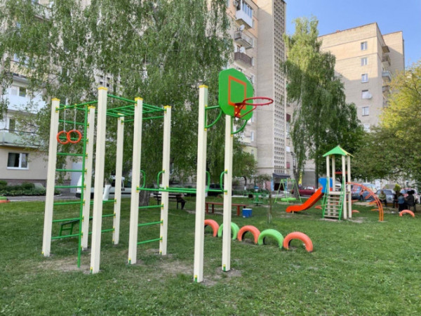 У Нововолинську розпочали встановлення нових дитячих майданчиків