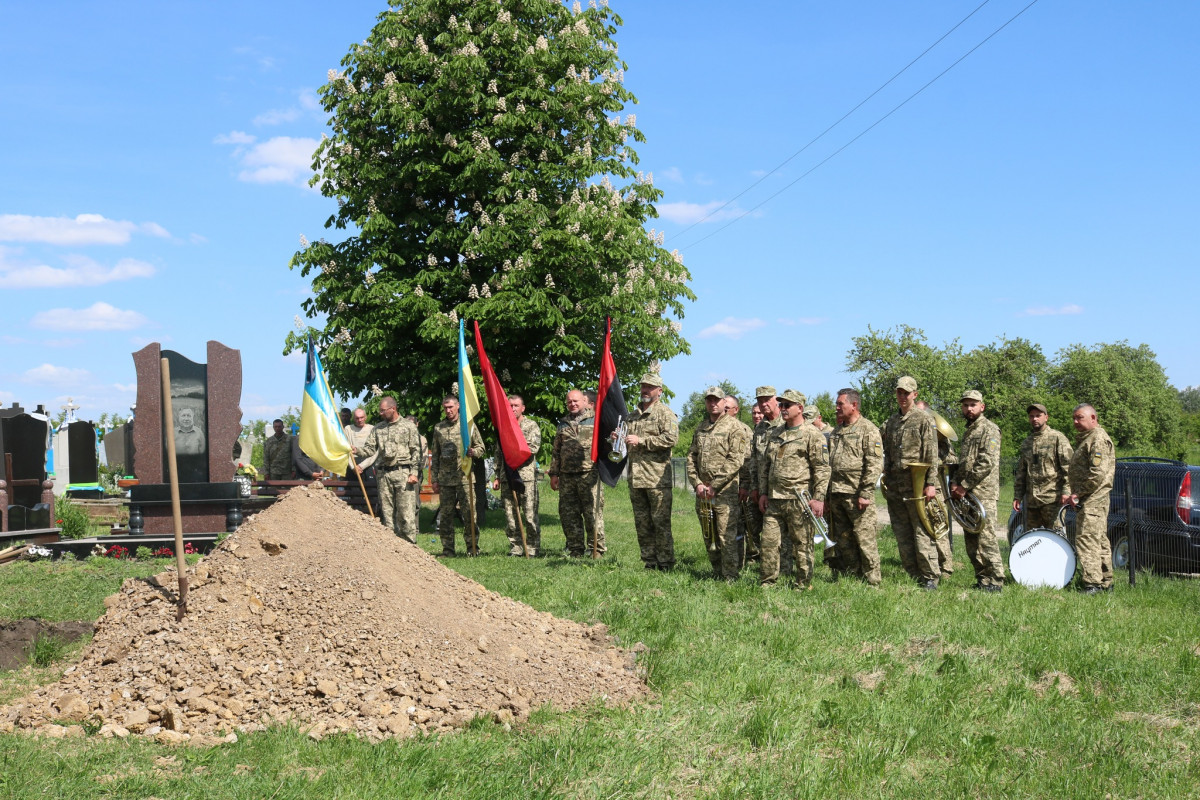 Його подвиг назавжди залишиться в наших серцях: у громаді на Волині провели в останню дорогу воїна Вадима Ковальчука