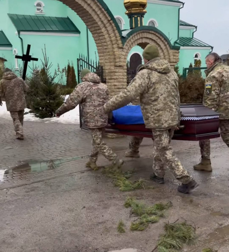 Наприкінці осені мобілізували, а 8 лютого зв’язок з ним обірвався: на Волині провели в останню путь захисника Івана Савлука