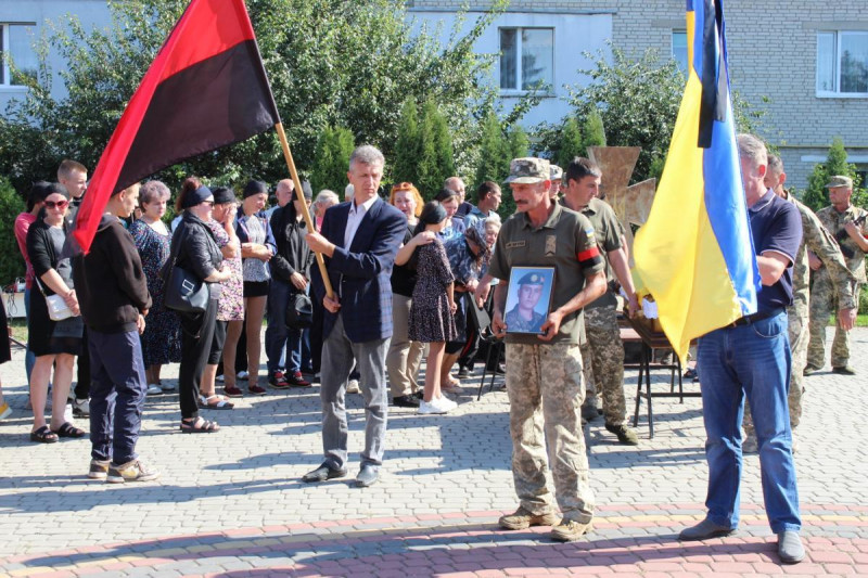 Смерть наздогнала не на полі бою, а у рідній домівці: у Луцькому районі поховали 25-річного захисника Богдана Змієвського