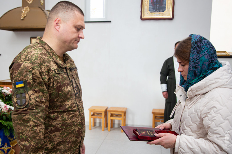 Захищали Україну на найскладніших ділянках фронту: на Волині рідним полеглих гвардійців передали державні нагороди