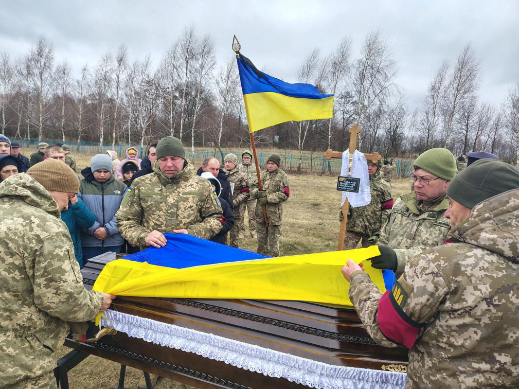 Вдовою залишилась молода дружина, маленький синочок ростиме без батька: на Волині поховали 23-річного Героя Владислава Юхимова