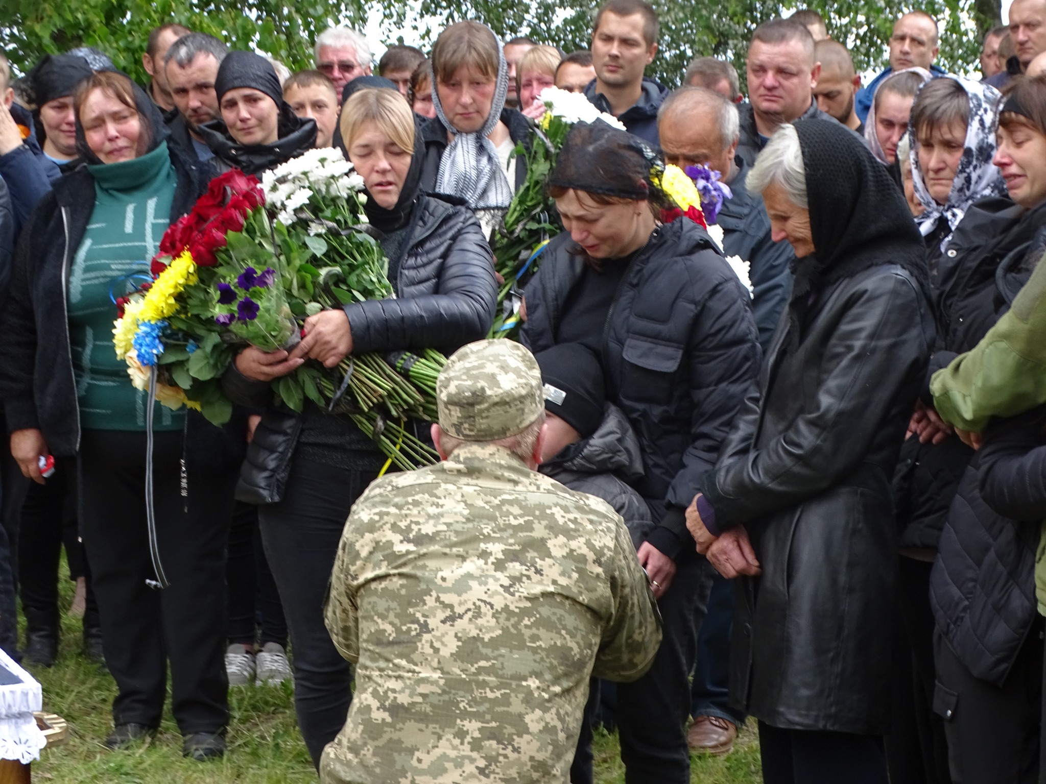 «Вивозив з поля бою поранених, рятував життя, повертав тіла загиблих»: на Волині сотні людей провели в останню дорогу Героя Володимира Кміна