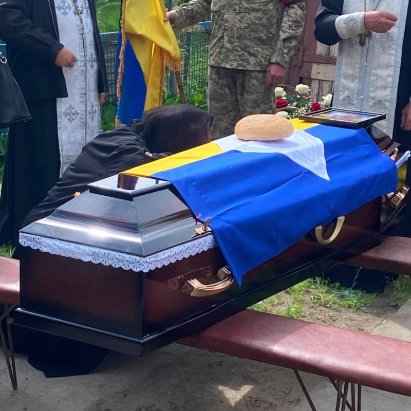 Довгі місяці невідомості та надії: на Волині в останню дорогу провели 41-річного Героя Юрія Пивоварчука
