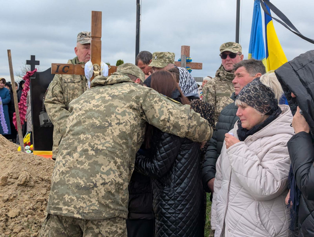 Понад півтора року вважався зниклим безвісти: на Волинь «на щиті» повернувся Герой Дмитро Новосад