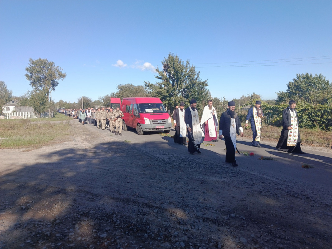 Овдовіла дружина, син та донечка так рано втратили батька: на Волині провели в останню земну дорогу Героя Сергія Водька