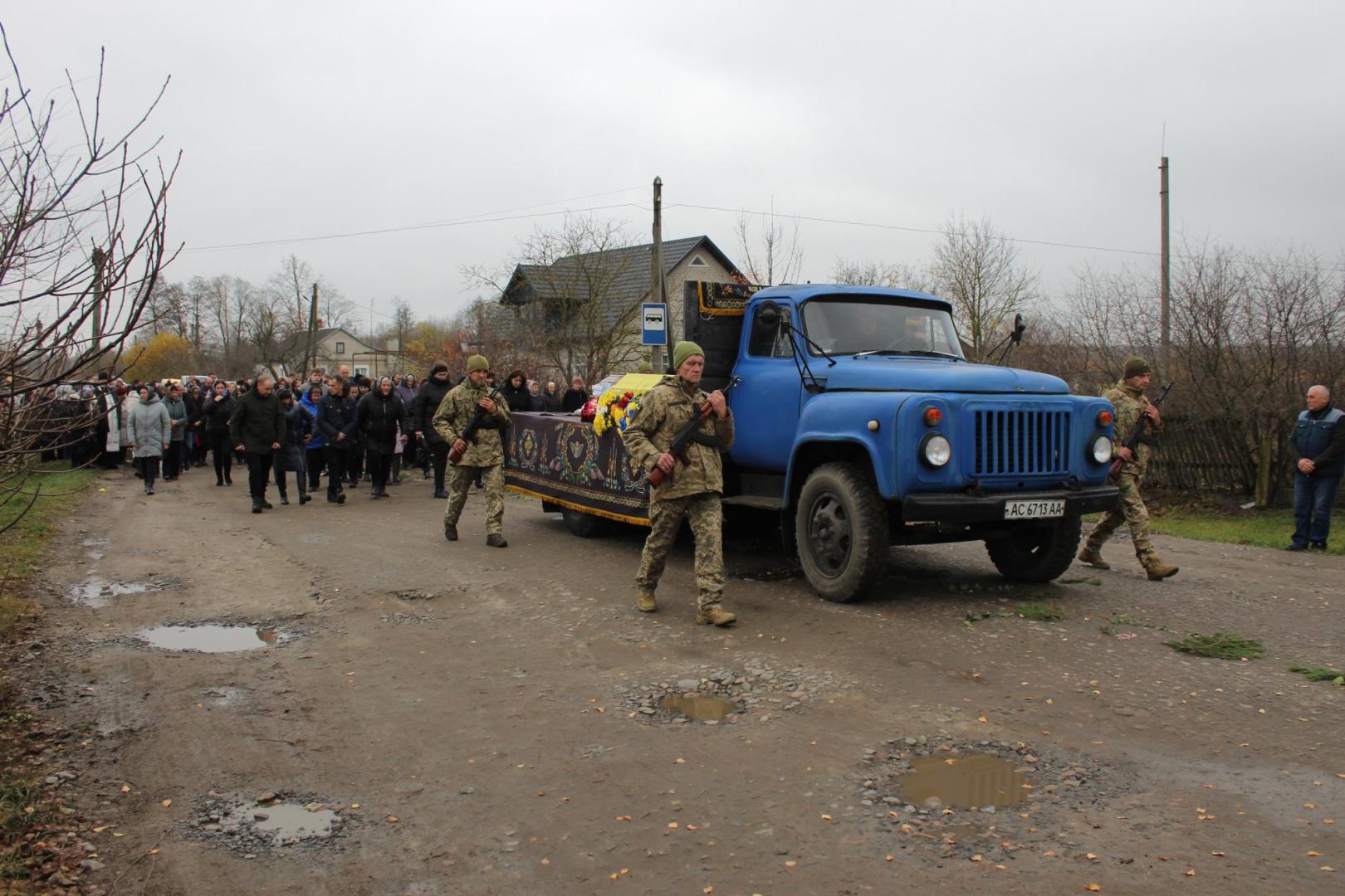 Завтра йому мало виповнитися 55 років: на Волині попрощалися із захисником Василем Савичем