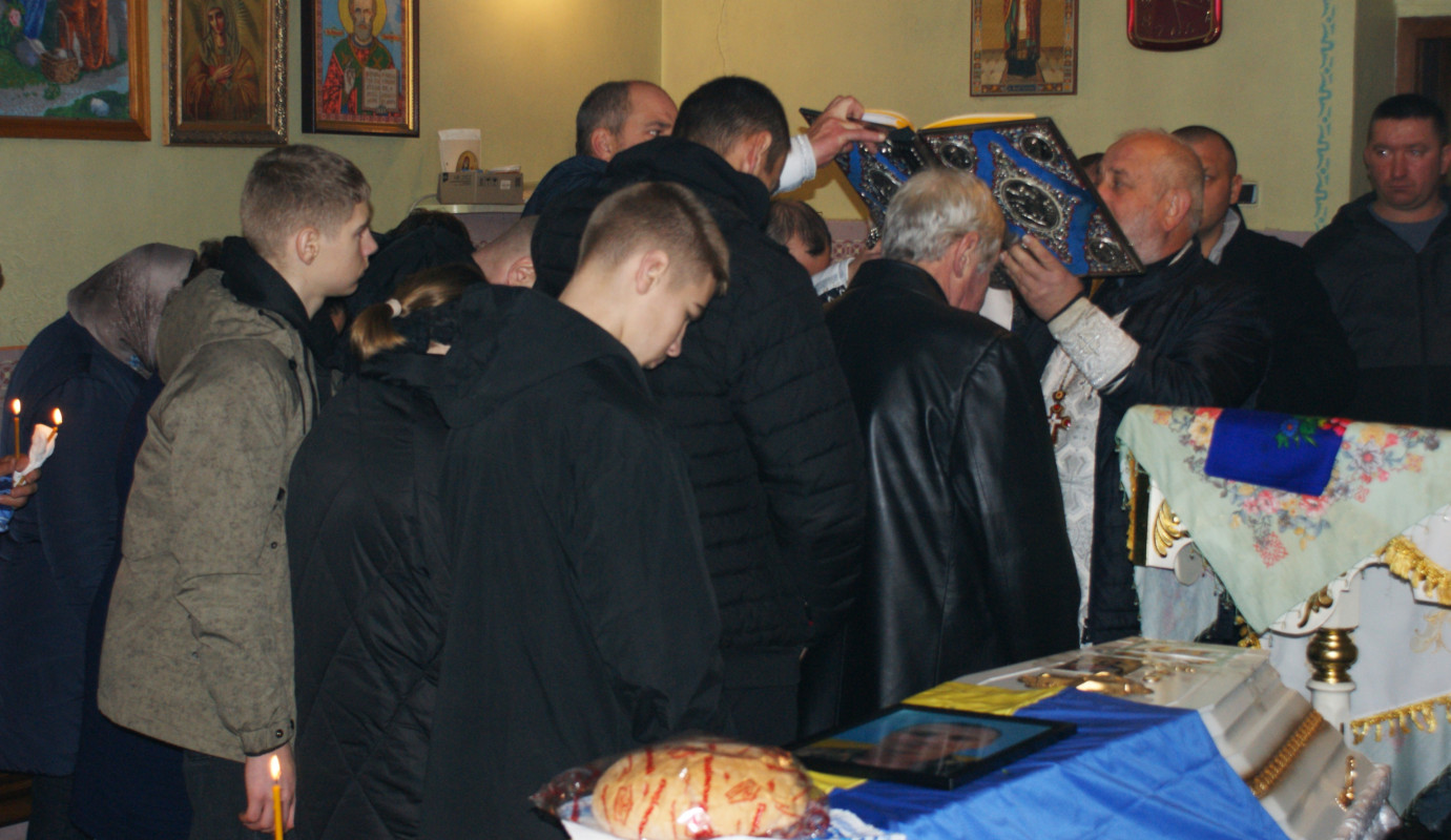 «Встелили всі села квітами, а хлопчика мого немає…»: у громаді на Волині провели в останню дорогу Героя Миколу Загоровця