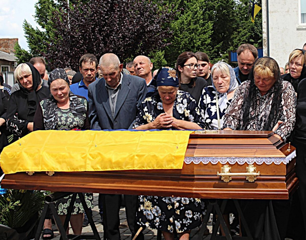 На кладовищі розділили весільний хліб: у громаді на Волині прощалися з молодим Героєм, який загинув на фронті