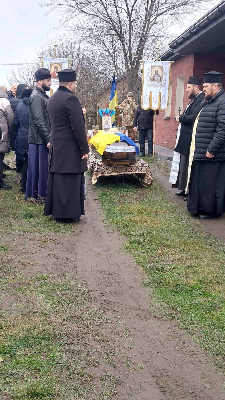 Дев’ять місяців вважався зниклим безвісти: на Волині останню земну дорогу провели Героя Василя Шміло