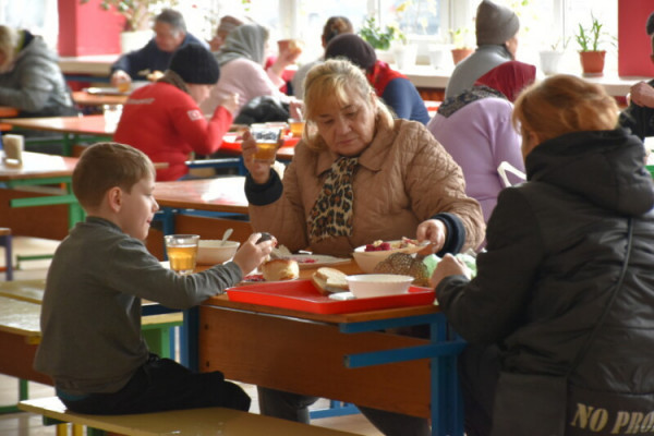 У соціальних їдальнях Луцька щодня харчують близько 2 тисяч переселенів
