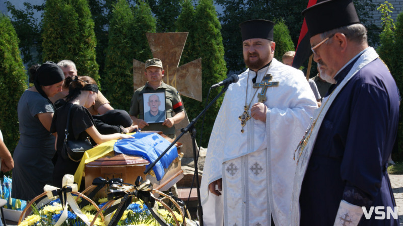 Рідні сподівалися, що в полоні, але дива не сталося: у Рожищі провели в останню путь воїна Миколу Катеринюка