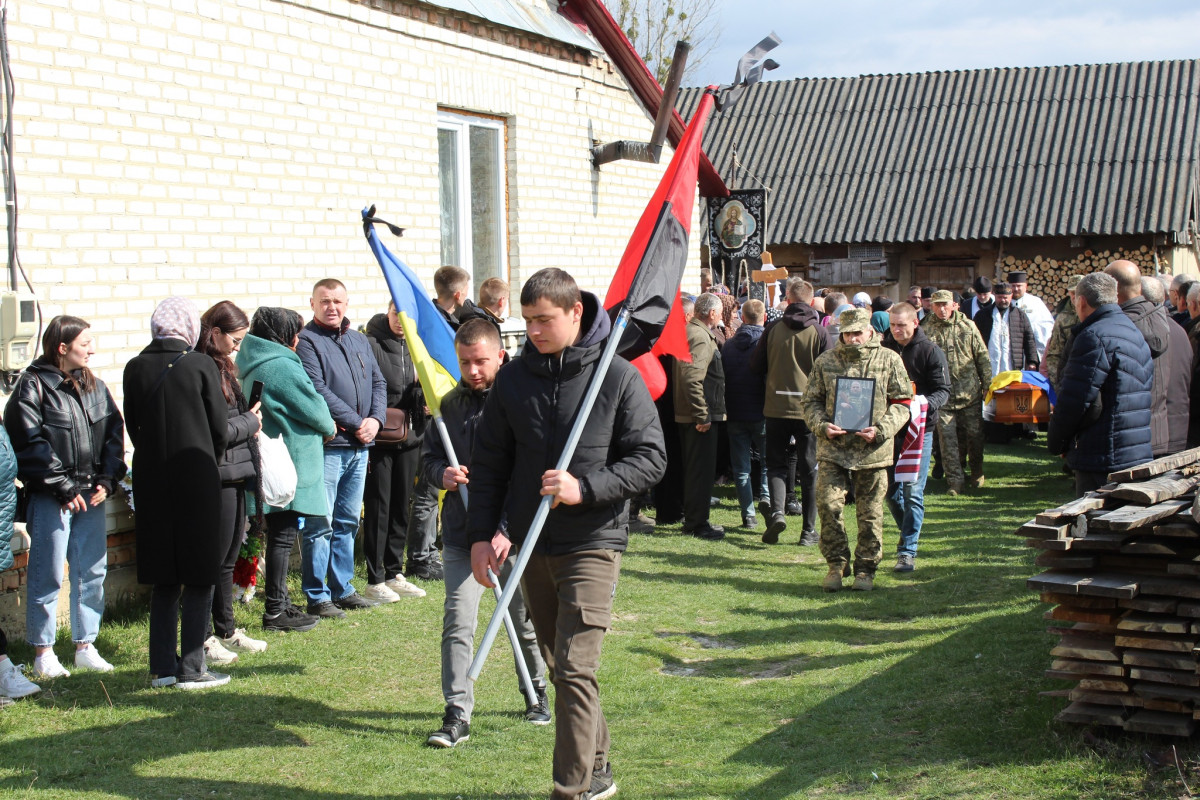 «Тепер тато захищатиме з небес»: волиняни попрощалася з 25-річним Антоном Хвостюком