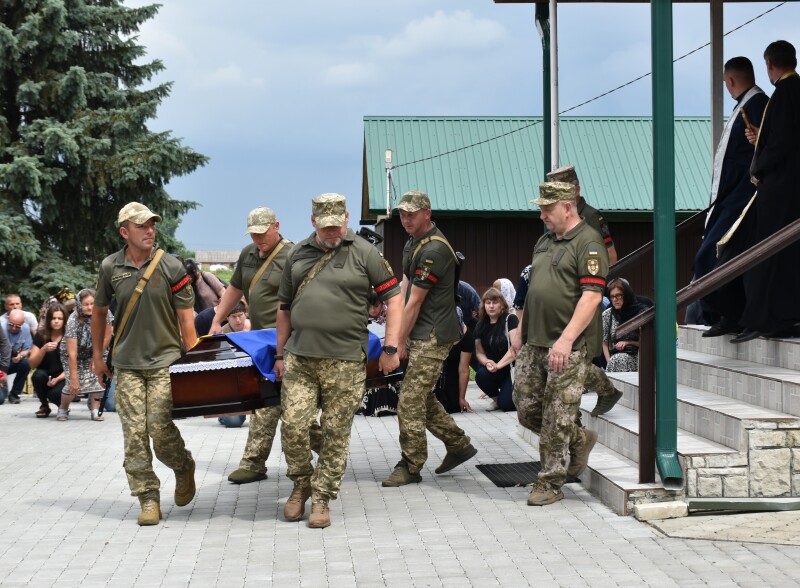 Загинув на Донеччині: у Луцькому районі попрощалися з Героєм Богданом Романчуком