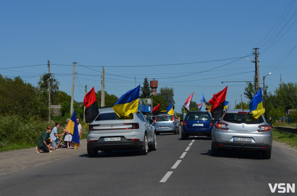 Сотні людей, прапори та квіти: востаннє додому повернувся Герой з Волині Степан Павлович