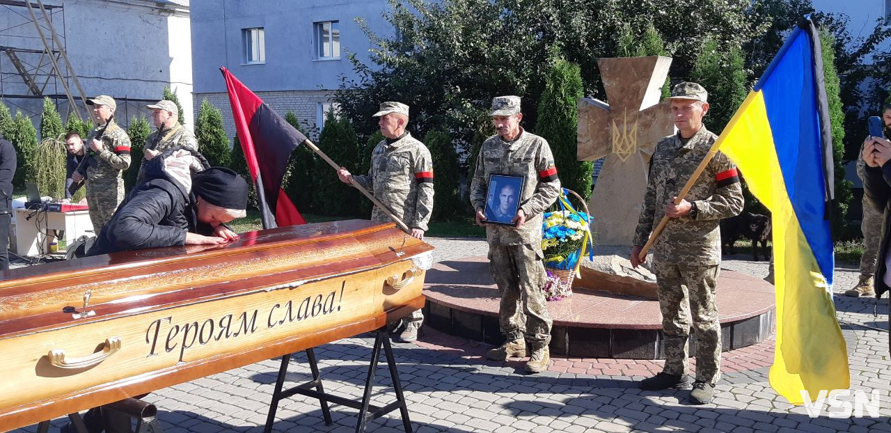 Пройшов пекло війни, але загинув у ДТП: у Луцькому районі прощаються з капітаном ЗСУ, кавалером ордена «За мужність» Павлом Чайкою