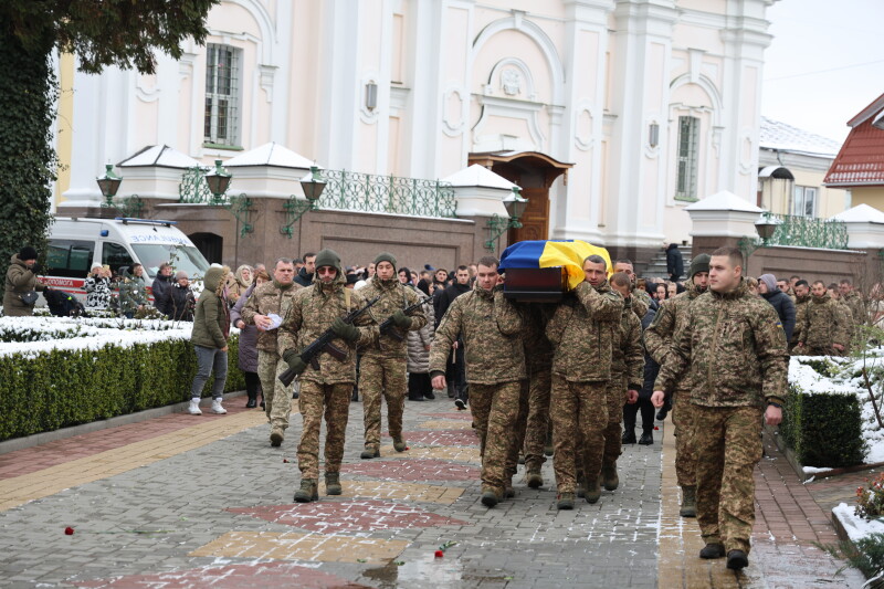 Чорний день: у Луцьку попрощалися одразу з двома Героями - Вадимом Радюком та Романом Сокольським