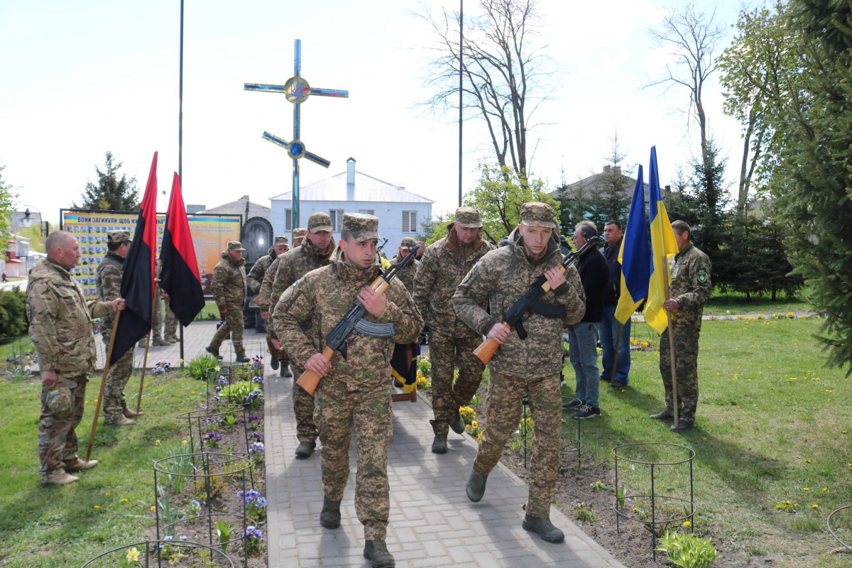 Близько 11 місяців вважався зниклим безвісти: на Волині попрощалися із захисником Василем Фаринюком