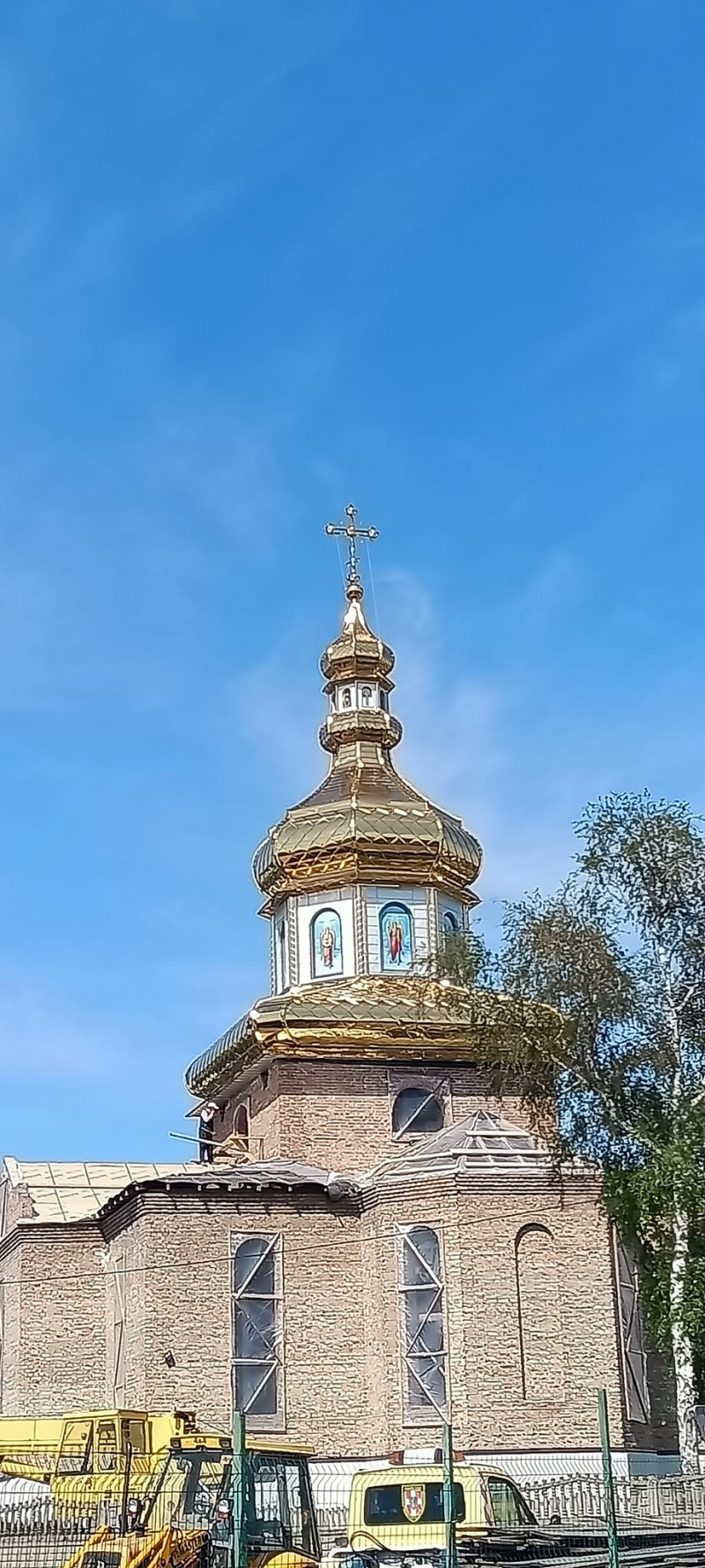 На храмі в Луцькому районі встановили центральний купол. Фото