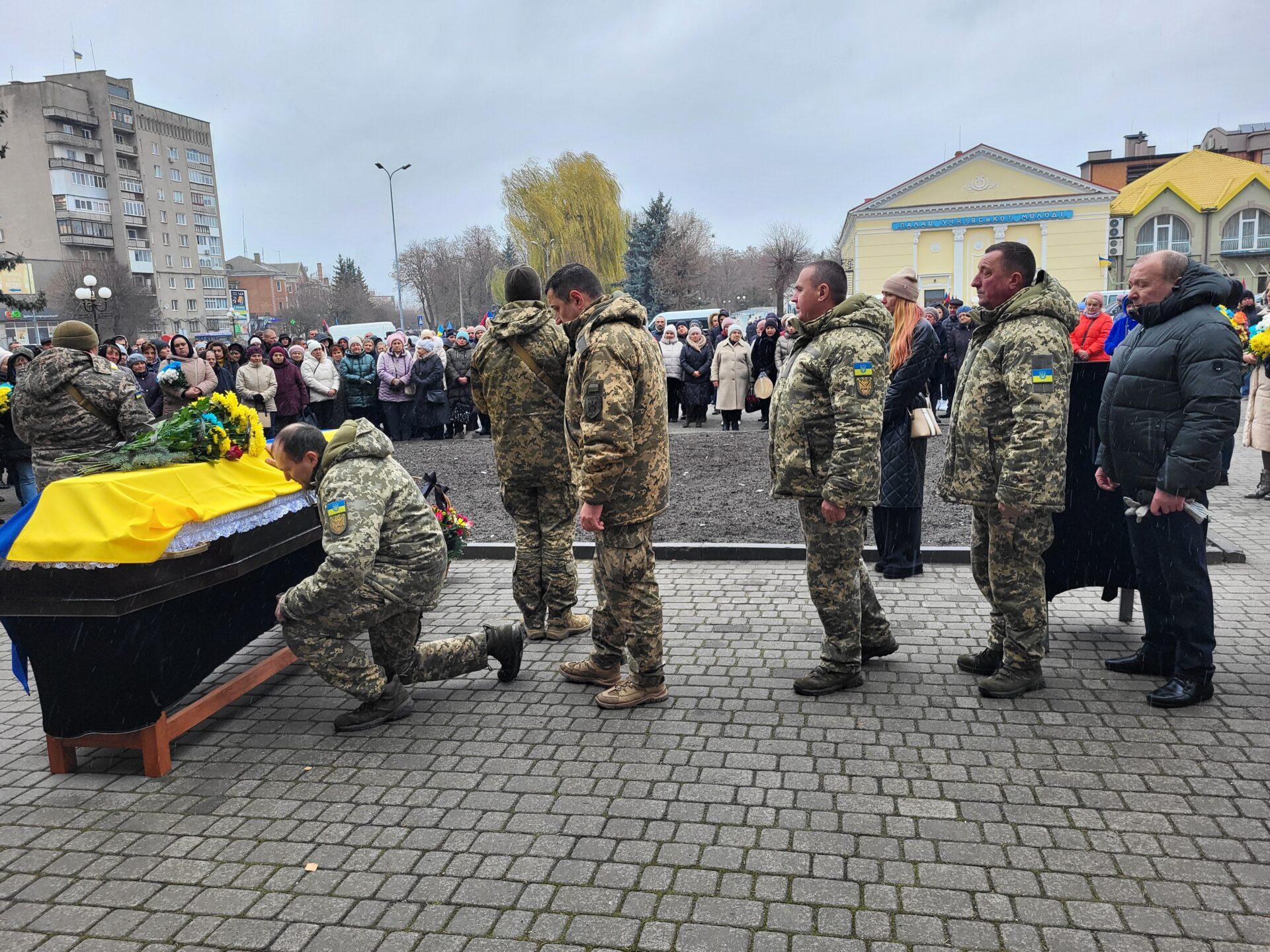 «Людина, яку пам'ятатимуть не лише на Волині, а й за межами України»: волиняни попрощалися з Героєм Ігорем Кобишем