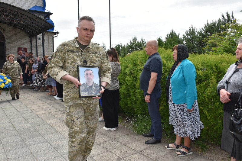 Навіки 42: у Луцькій громаді попрощалися з Героєм Віталієм Півчуком