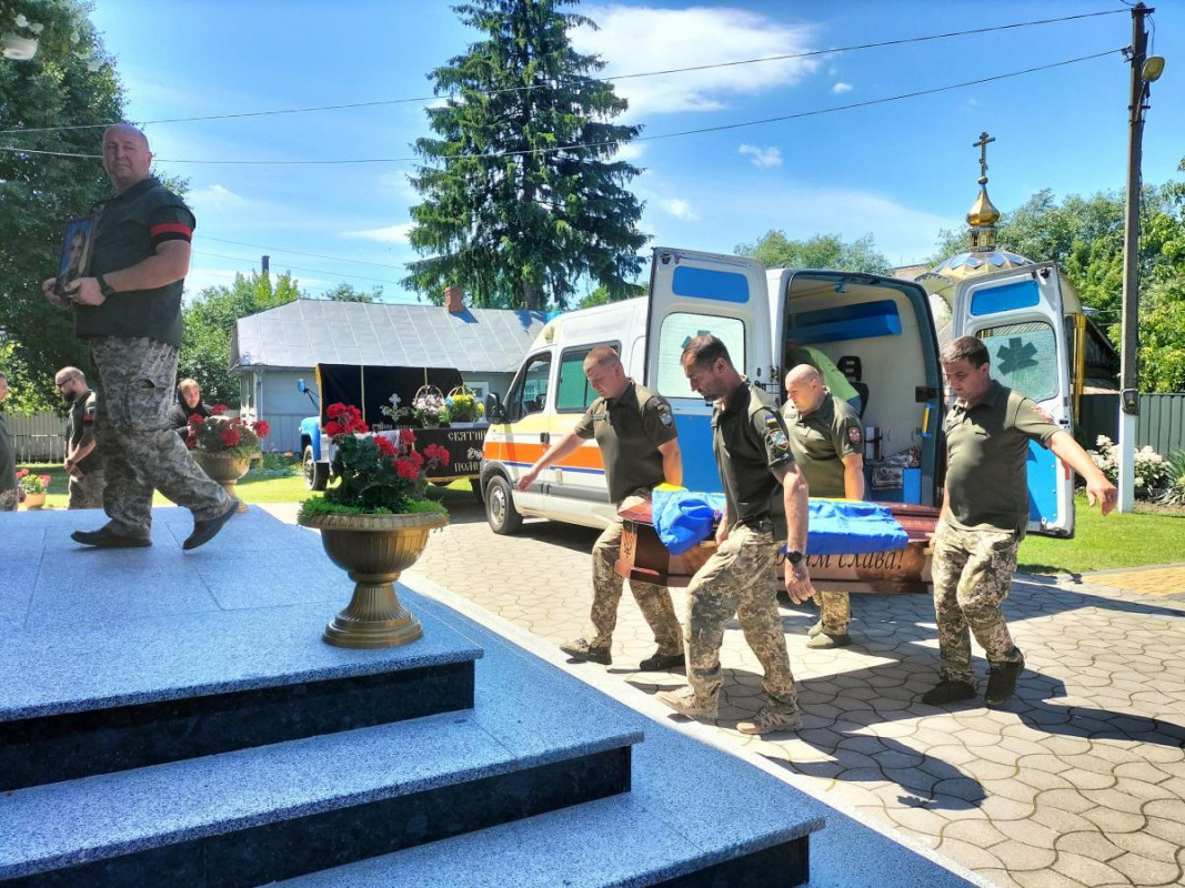 Мати втратила єдиного сина, без батька залишилося троє дітей: у Луцькому районі поховали Героя Сергія Марусюка