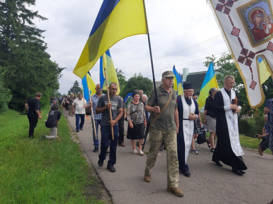 Волиняни на колінах з повним серцем болю попрощалися із загиблим Героєм Володимиром Сидляром