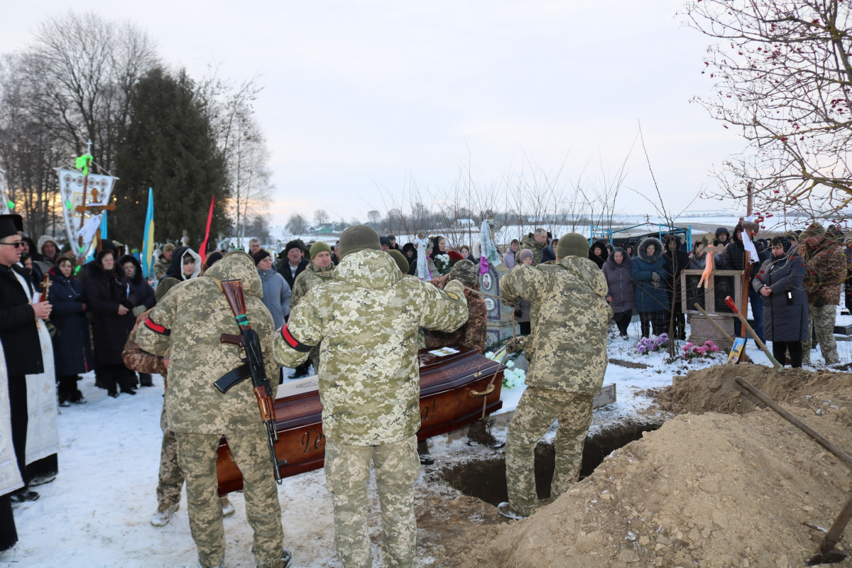 Навіки 48: у Луцькому районі попрощалися зі загиблим на війні Андрієм Головчуном