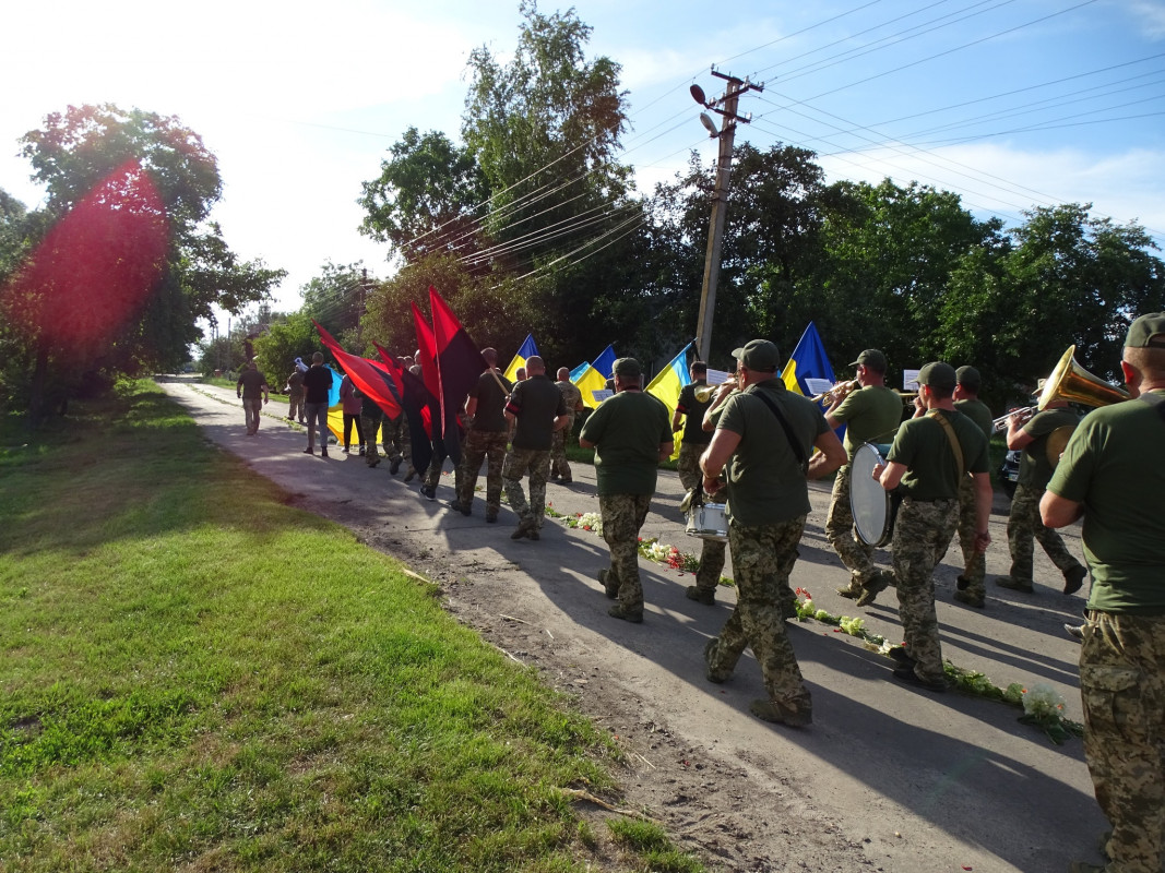 На колінах Героя зустрічало село за селом: на Волині в останню дорогу провели загиблого захисника Павла Дрозда